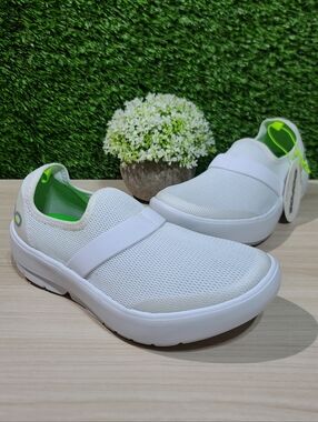 OOFOS OOmg Women's Low Mesh Recovery shoe - White/White US 6 NEW